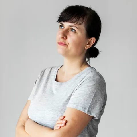 Porträt einer Strategieberaterin in einem hellen Büro